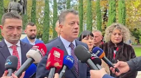 Flamur Noka e bën një lapsus gjatë urimit: Sot dita kur Skënderbeu ngriti flamurin në Vlorë