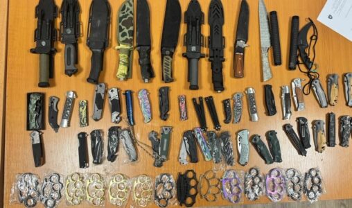 Policia sekuestron 54 thika, 14 boksa metalikë dhe 2 shufra në Prishtinë – i dyshuari arrestohet për shitje të mjeteve të rrezikshme tek të miturit