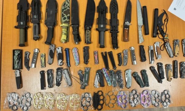 Policia sekuestron 54 thika, 14 boksa metalikë dhe 2 shufra në Prishtinë – i dyshuari arrestohet për shitje të mjeteve të rrezikshme tek të miturit