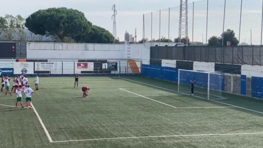 E pabesueshme/ Referi e kryn lojën derisa lojtari po bëhej gati për ta gjuajtur penalltinë!