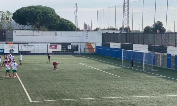 E pabesueshme/ Referi e kryn lojën derisa lojtari po bëhej gati për ta gjuajtur penalltinë!