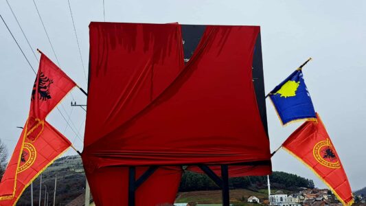 Shpaloset pllaka përkujtimore për dëshmorët dhe martirët e lirisë nga Orllani me rrethinë