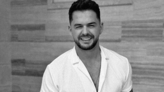 Vdiq në moshën 40 vjeçare – jeta dhe karriera e artistit Shpat Kasapi