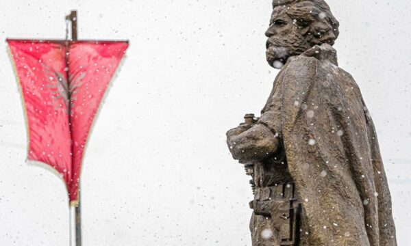 Osmani në 70-vjetorin e lindjes së Adem Jasharit: Të përulemi Komandant