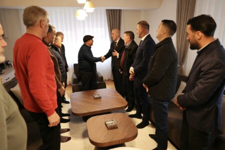 Fejohet Luan Haradinaj, djali i Shkëlzenit, Ramush e Daut Haradinaj shkojnë në Gjilan “për të kërkuar dorën”