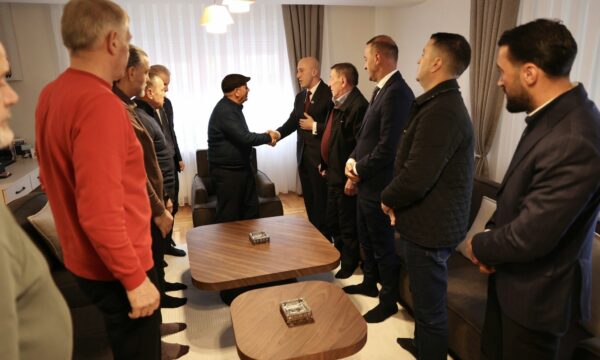Fejohet Luan Haradinaj, djali i Shkëlzenit, Ramush e Daut Haradinaj shkojnë në Gjilan “për të kërkuar dorën”