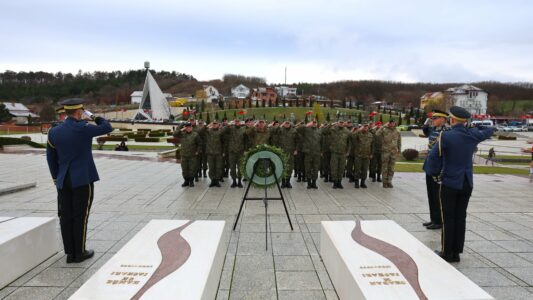 FSK bën homazhe në Kompleksin Memorial në Prekaz në nderim të sakrificës së familjes Jashari