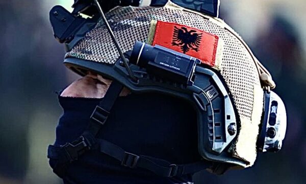 Ushtarët e Shqipërisë me mision në Kosovë përcjellin mesazh krenarie kombëtare