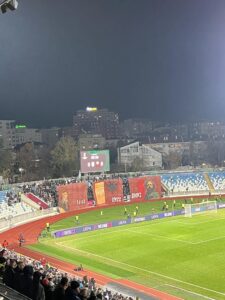 Koreografia e tifozëve të Dritës dhe Shkëndijës në ndeshjen që po zhvillohet