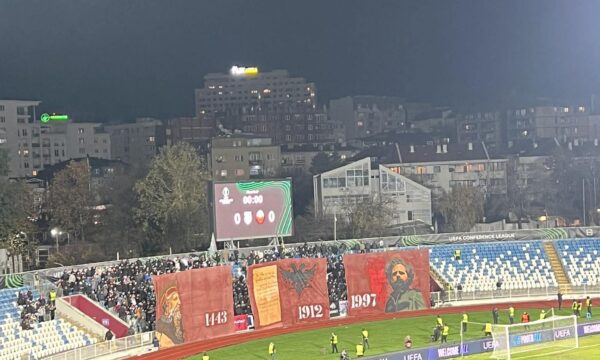 Koreografia e tifozëve të Dritës dhe Shkëndijës në ndeshjen që po zhvillohet