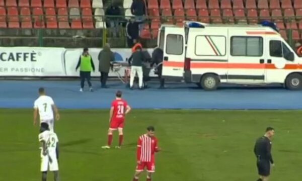 Ndërpritet ndeshja në futbollin shqiptar, tifozi transportohet me urgjencë në spital
