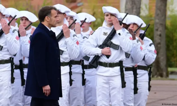 18 dhe 19-vjeçarët në Francë në ushtri, shërbimi vullnetar do të zgjasë 10 muaj, Macron: E rëndësishme dhe e nevojshme