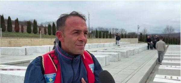 Qytetari nga Vlora puthë varret e Adem, Hamëz e Shaban Jashari