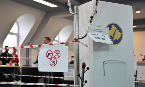 Qytetari nga Vlora puthë varret e Adem, Hamëz e Shaban Jashari