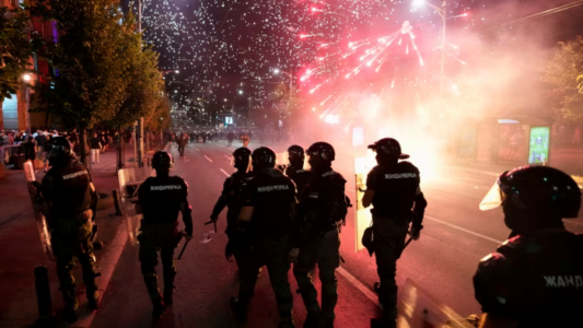 Koha për të ndaluar përkëdheljen e presidentit autoritar të Serbisë