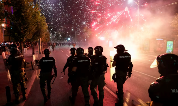 Koha për të ndaluar përkëdheljen e presidentit autoritar të Serbisë