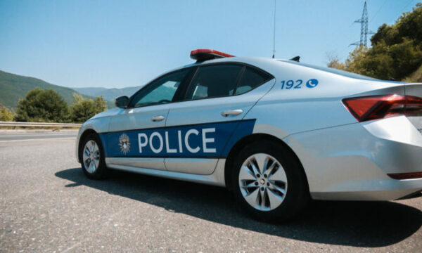 U kapën duke vjedhur në një qendër tregtare në Shtime, arrestohen dy persona- Njëri i mitur, Policia jep detaje