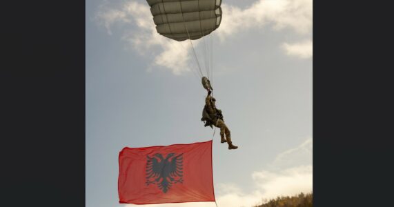 Shtabi Suprem i Fuqive Aleate për Europë uron në gjuhën shqipe për 28 Nëntor: Sot festojmë së bashku