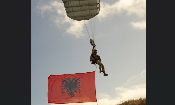 Shtabi Suprem i Fuqive Aleate për Europë uron në gjuhën shqipe për 28 Nëntor: Sot festojmë së bashku