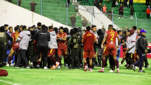 Kaos total në Kupën e Bolivisë: Ndeshja Real Oruro – Blooming përfundon në përleshje masive, 17 të përjashtuar!