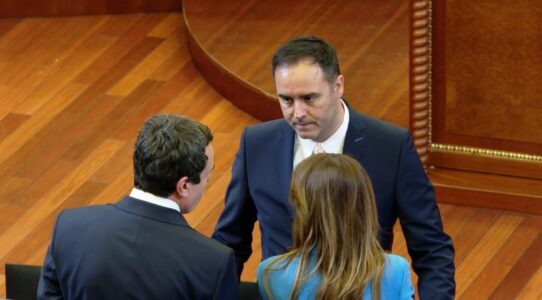 Shkruan Baton Haxhiu: Kur fjala tradhti rri si pasqyrë para Glaukut dhe Albinit