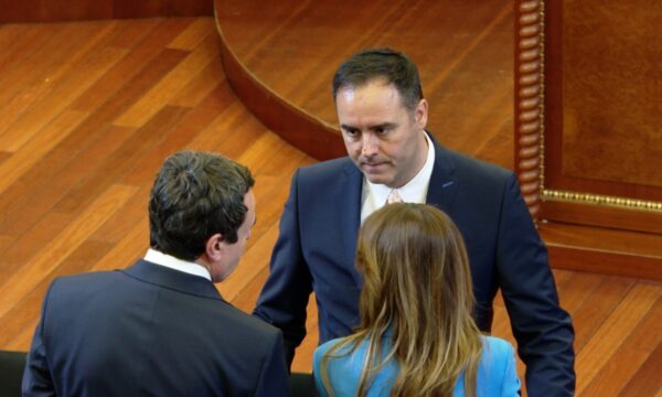 Shkruan Baton Haxhiu: Kur fjala tradhti rri si pasqyrë para Glaukut dhe Albinit