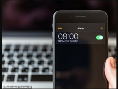 Glitçi i alarmit në iPhone bën përdoruesit të flenë më gjatë – këngëtarja Cat Burns shpërthen: “Çfarë po ndodh?”