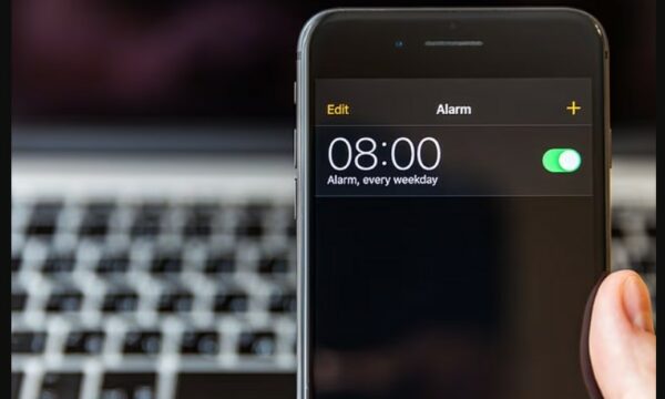 Glitçi i alarmit në iPhone bën përdoruesit të flenë më gjatë – këngëtarja Cat Burns shpërthen: “Çfarë po ndodh?”