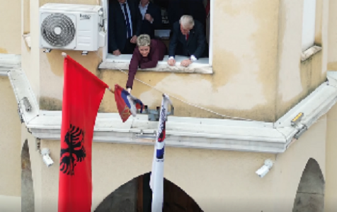 Festa e 28 Nëntorit në Luginë, në objektin e komunës vendoset flamuri kuq e zi – pamje