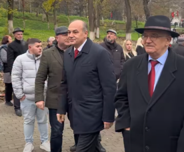 Përurohet shtatorja e Tahir Sinanit në Prizren, Hoxhaj: Nderim për rrënjët dhe sakrificën kombëtare