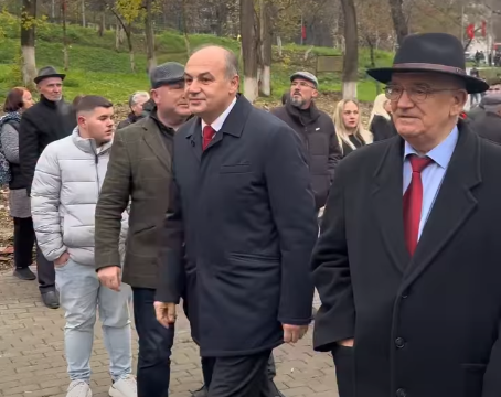 Përurohet shtatorja e Tahir Sinanit në Prizren, Hoxhaj: Nderim për rrënjët dhe sakrificën kombëtare