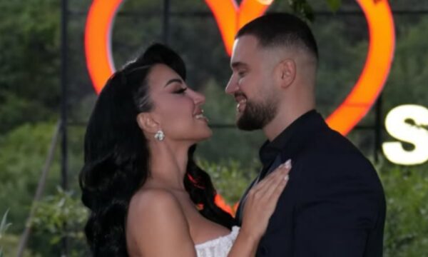 Çifti i pandashëm, Edi e mban Dolcen në krahë