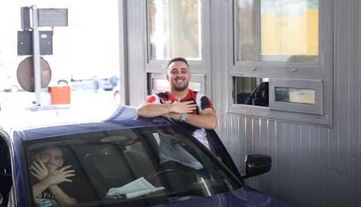 Nga Morina në Kakavijë, shqiptarët kthejnë pikat doganore në ‘arenë’ feste me flamuj e veshje kombëtare, Rama ndan pamjet