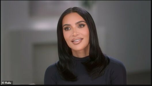 Efekti Kardashian: Flokët e drejtë dhe me shkëlqim ju bëjnë të dukeni më të reja, më tërheqëse dhe më të shëndetshme