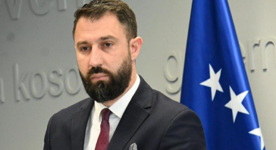 I dyshuar për kanosje të dy personave, avokati i Elbert Krasniqit e mohon: Ka qenë me gruan e fëmijët, rasti është politik