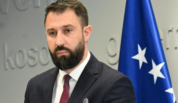 I dyshuar për kanosje të dy personave, avokati i Elbert Krasniqit e mohon: Ka qenë me gruan e fëmijët, rasti është politik