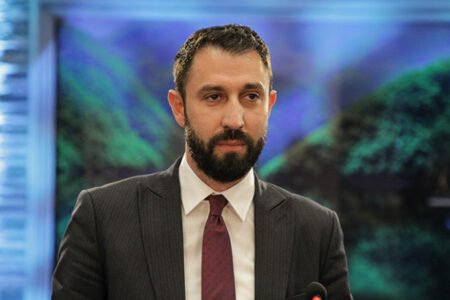 “Ma tregoi armën…u soll si rrugaç”, flet burri që e raportoi ministrin për kërcënim: Frikësohem se VV’ja e kanë në dorë krejt