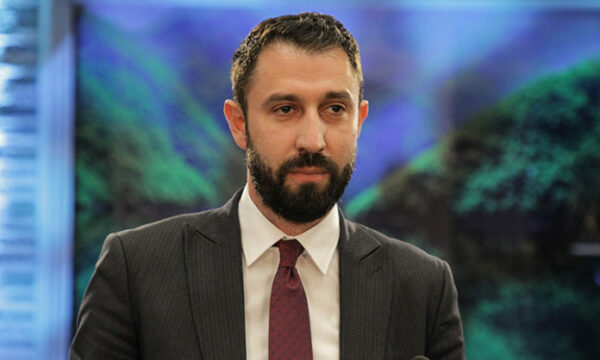 “Ma tregoi armën…u soll si rrugaç”, flet burri që e raportoi ministrin për kërcënim: Frikësohem se VV’ja e kanë në dorë krejt