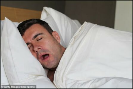 Si ta ndaloni gërhitjen përfundimisht? Ekspertët e gjumit zbulojnë pesë faktorët që e përkeqësojnë