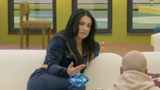 Shkurta: Femrat që i rrisin thonjtë, nuk e di si e pastrojnë nevojën kur e bëjnë