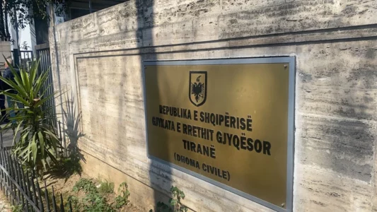 “Nxiti ndarje dhe urrejtje duke fyer flamurin”, raportohet se Shqipëria ka dënuar me 2 vjet burg kosovarin 33-vjeçar