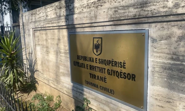 “Nxiti ndarje dhe urrejtje duke fyer flamurin”, raportohet se Shqipëria ka dënuar me 2 vjet burg kosovarin 33-vjeçar