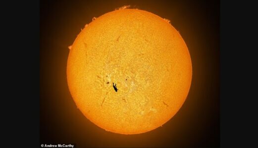 “Rënia e Ikarit”: Fotografi kap momentin “absurd” të një parashutisti që duket sikur po bie nga dielli