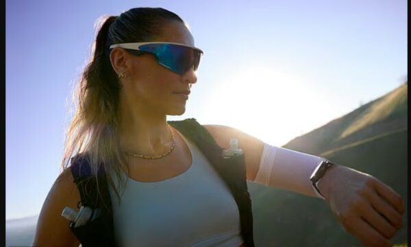 Meta bashkohet me Oakley për syzet sportive me inteligjencë artificiale dhe kamerë të fshehur