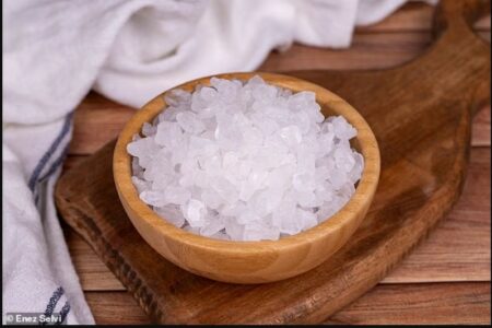 Britanikët këshillohen të vendosin një tas me kripë në pragun e dritares këtë vjeshtë – kjo është arsyeja