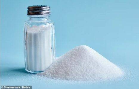 Si ta ulni sasinë e kripës pa e humbur shijen e ushqimit – këshillat e ekspertëve