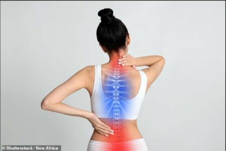 Kirurgu britanik tregon 8 zakonet e përditshme për të shmangur dhimbjet e shpinës