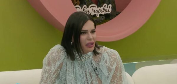 Linda, Bias: Je si një karkalec me dy c*** plastike