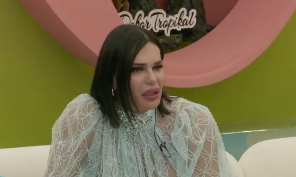 Linda, Bias: Je si një karkalec me dy c*** plastike