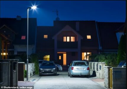 Ndriçimi gjatë natës lidhet me rrezik më të lartë për sëmundje të zemrës – madje edhe nga përdorimi i telefonit para gjumit